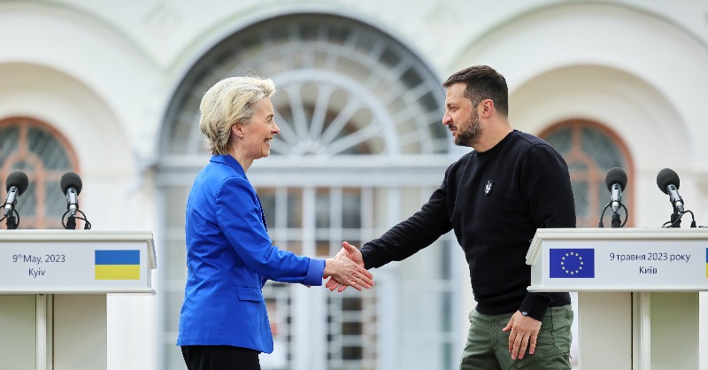 UEFrance's tweet photo. "La capitale ukrainienne est aujourd'hui le coeur battant de nos valeurs européennes 🇪🇺🇺🇦

L'Ukraine est en première ligne pour la défense de tout ce que nous avons de plus cher : notre liberté, notre démocratie, notre liberté d'opinion &amp; d'expression" - @vonderleyen ↓

#9mai