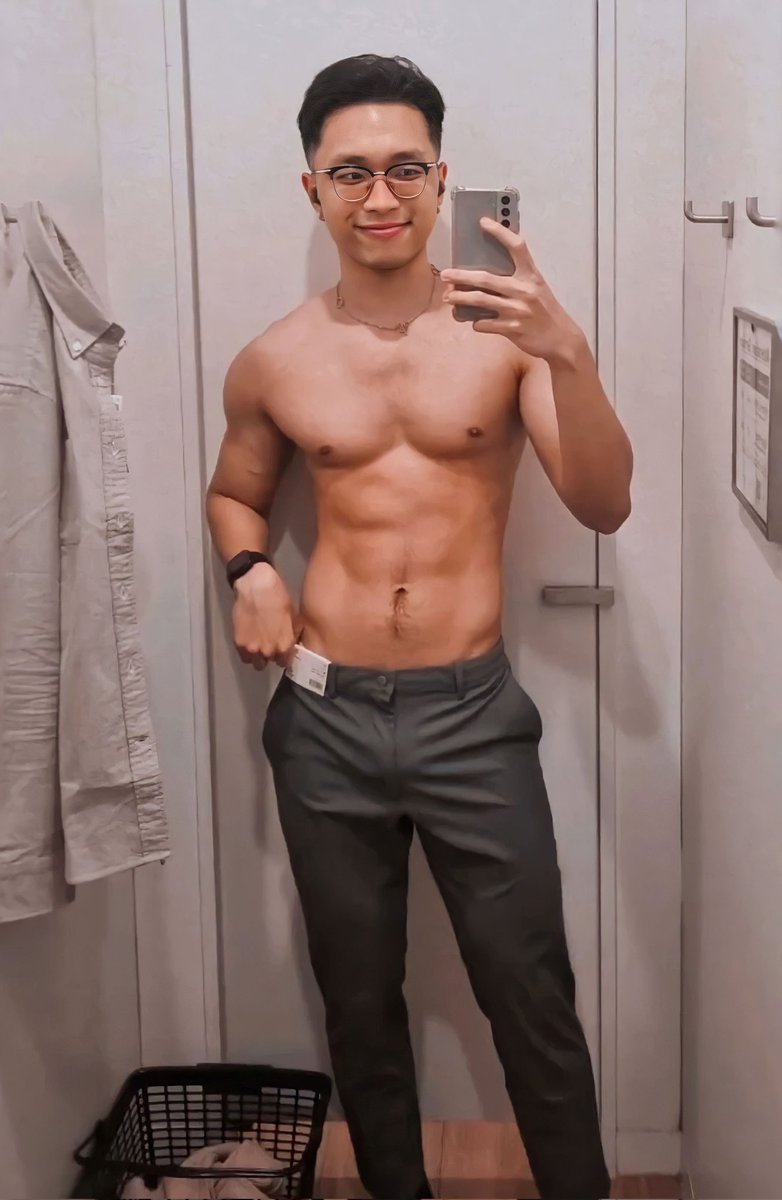 Would you follow me into the changing room? 🤔