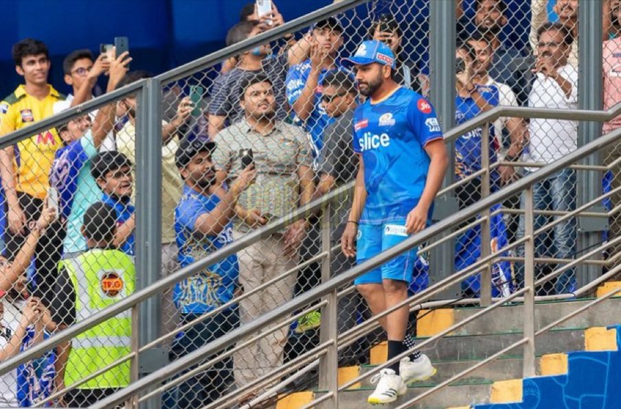 45Fan_Prathmesh's tweet photo. Rohit Sharma CRAZE in Wankhede Stadium!!🔥🔥

@ImRo45 man of masses 🔥🔥🔥 https://t.co/bFCC6px6Ic