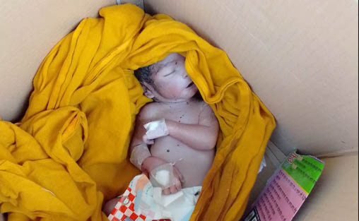 নবজাতককের লাশ রাখা কার্টুুনে একটি কাগজে লেখা-