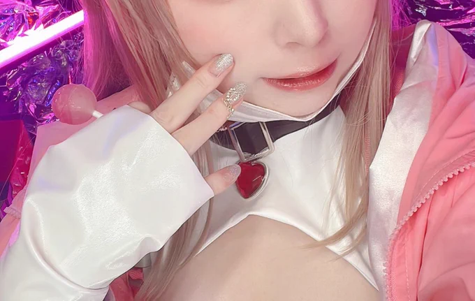 最近買ってよかったものつけ爪用粘着グミですかね…!!!  今まで百均の粘着シール使ってて当然ぽろぽろ取れるからつけ爪に苦手意識あったけどこれはホントに取れない!! のに一生分入ってて700円しないから最高すぎた。 直近のバイパーコスにも使ったよ(*゜Q゜*)