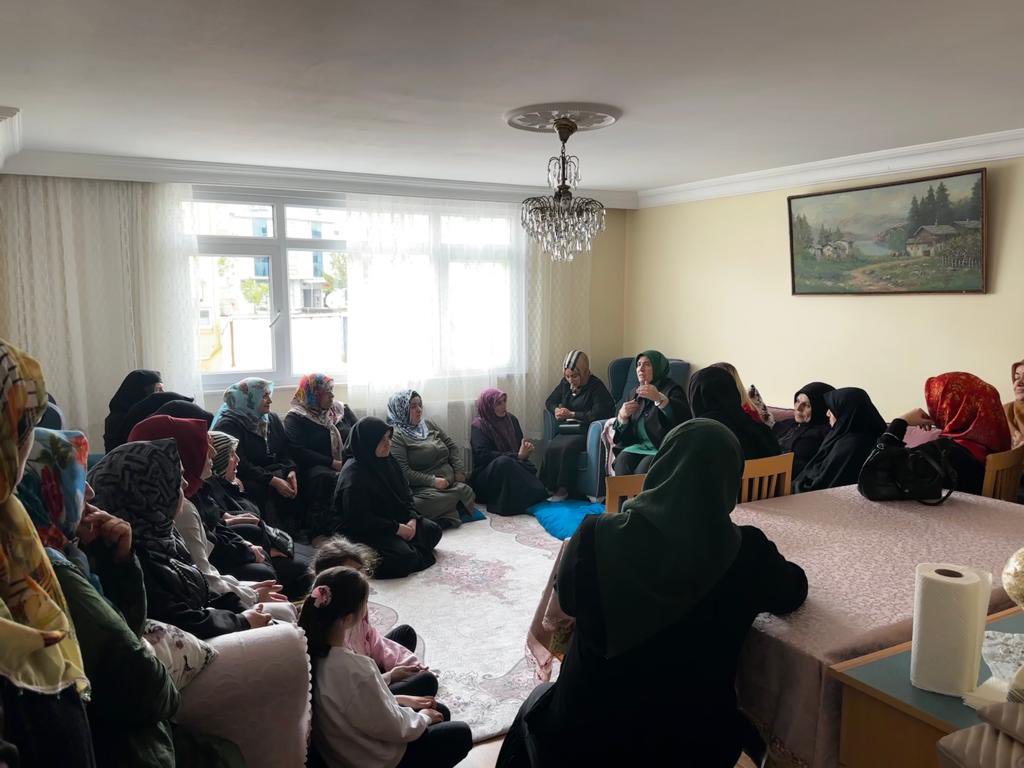 inciozeke's tweet photo. 📍ATAŞEHİR 

Hane ziyaretleri kapsamında  ilçe başkanımız  @GulayseDurak  ile birlikte komşularımızı ziyaret ederek Cumhurbaşkanımız Sn. @RTErdogan selamlarını ilettik. 

#AdımAdımİstanbul https://t.co/jJ57Zx7Tvu