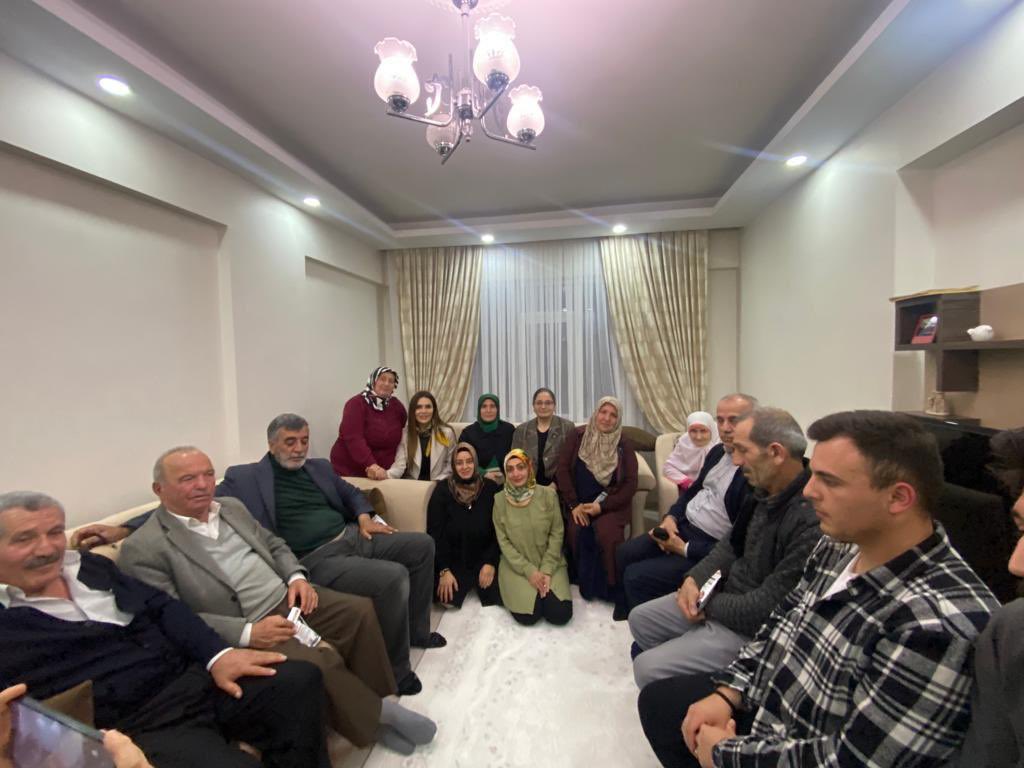 inciozeke's tweet photo. 📍ATAŞEHİR 

Hane ziyaretleri kapsamında  ilçe başkanımız  @GulayseDurak  ile birlikte komşularımızı ziyaret ederek Cumhurbaşkanımız Sn. @RTErdogan selamlarını ilettik. 

#AdımAdımİstanbul https://t.co/jJ57Zx7Tvu