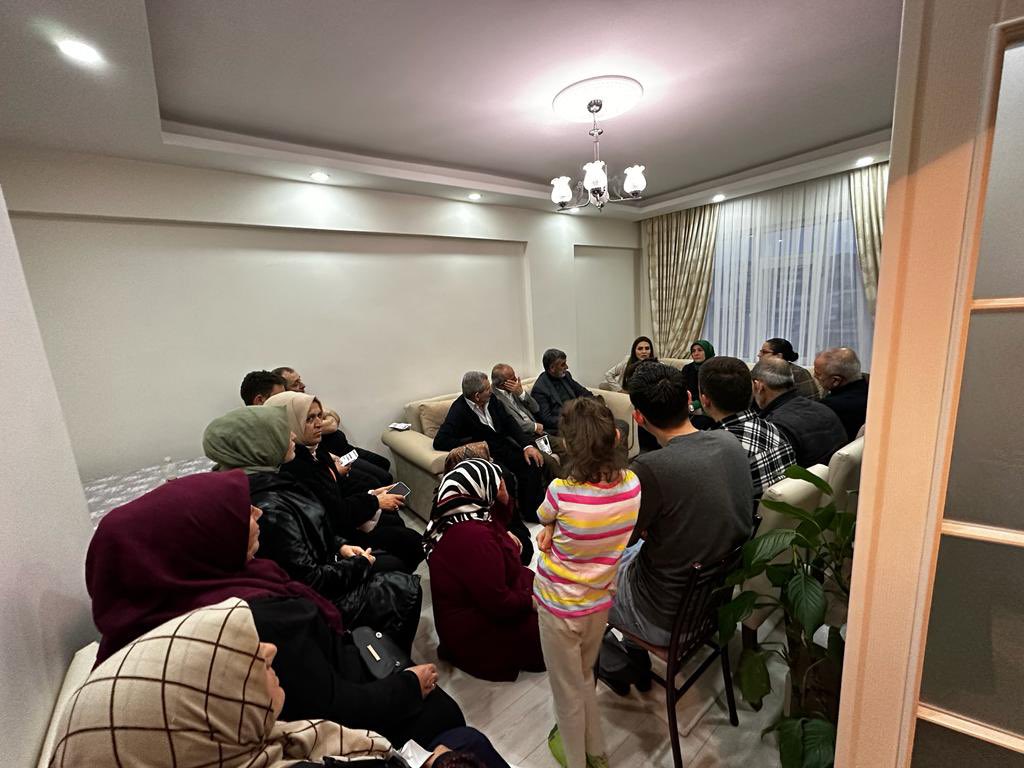 inciozeke's tweet photo. 📍ATAŞEHİR 

Hane ziyaretleri kapsamında  ilçe başkanımız  @GulayseDurak  ile birlikte komşularımızı ziyaret ederek Cumhurbaşkanımız Sn. @RTErdogan selamlarını ilettik. 

#AdımAdımİstanbul https://t.co/jJ57Zx7Tvu