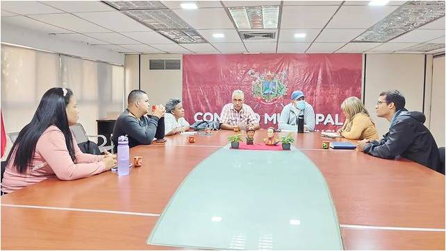 ValenciaConcejo's tweet photo. Recientemente, se llevó a cabo en los espacios del salón de comisiones del Concejo Municipal Bolivariano de Valencia, una reunión con los integrantes del Gran Polo Patriótico.
#GranPoloPatriotico #Debate #CMBV https://t.co/q5fqLzixkH
