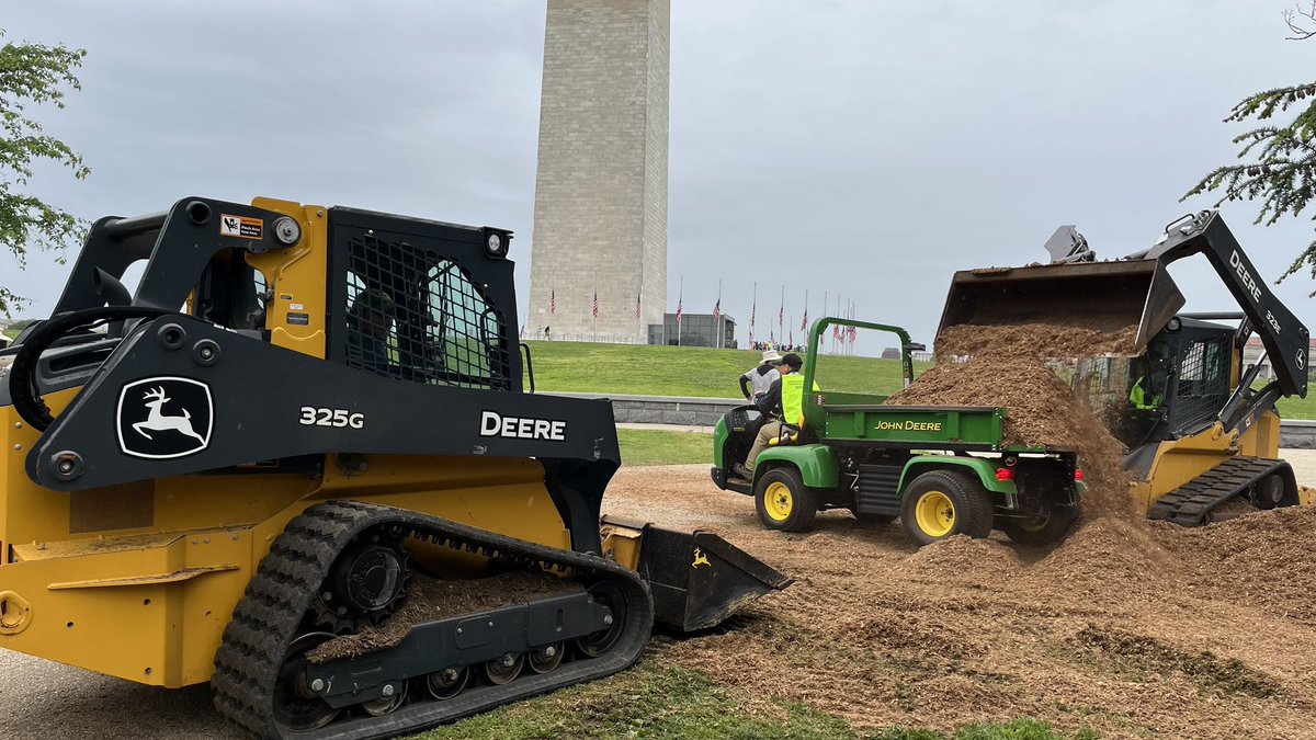 To kick off #NationalGolfDay, members of the golf industry are participating in a community service project at the National Mall today. In partnership with the @NatlParkServGPS and @GCSAA, over 200 volunteers will undertake various beautification projects in our nation’s capital.