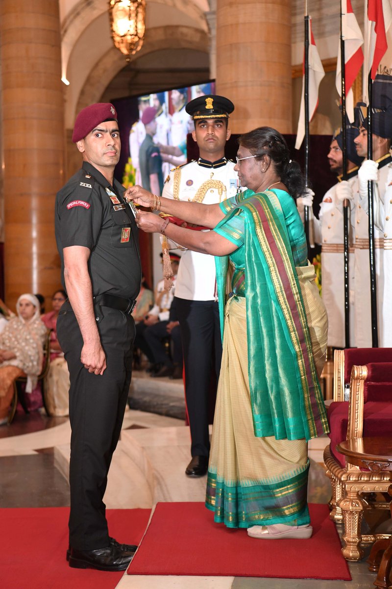 rashtrapatibhvn's tweet photo. President Droupadi Murmu presents Shaurya Chakra to Major Nitin Dhaania, 2nd Battalion, Parachute Regiment (Special Forces). During an operation in J&K, he displayed exceptional courage and indomitable fighting spirit to avert an attack on Army convoy and saved lives of civilians.