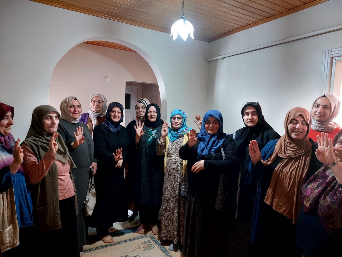 ArtutGulay's tweet photo. 📌DİLOVASI
📌Mimarsinan Mahallesi 

İlçe Başkanımızın eşi Elif Yıldırım ve İlçe teşkilat yöneticilerimiz ile birlikte Nisa Mutlu  hanımı ziyaret ettik. Misafirperverliklerinden dolayı çok teşekkür ederiz…

#türkiyeyüzyılı🇹🇷 
#durmakyokyoladevam 
#doğruadımlarlayoladevam🇹🇷 https://t.co/4NI6eyUvgT