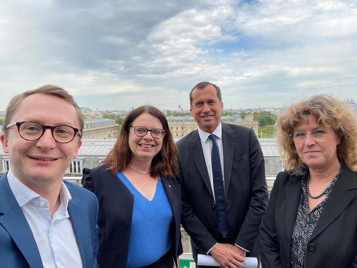 Rencontre à l'Ass Nat avec ⁦<a href="/midy_paul/">Paul Midy</a>⁩ chargé par le gvt d'une mission sur le soutien à l'investissement pour startups PME innovantes et en 📈, et @Mireille Clapot, députés.
Échanges sur les mesures à mi parcours que je présenterai aux membres de ⁦<a href="/RetisInnovation/">RETIS</a>⁩