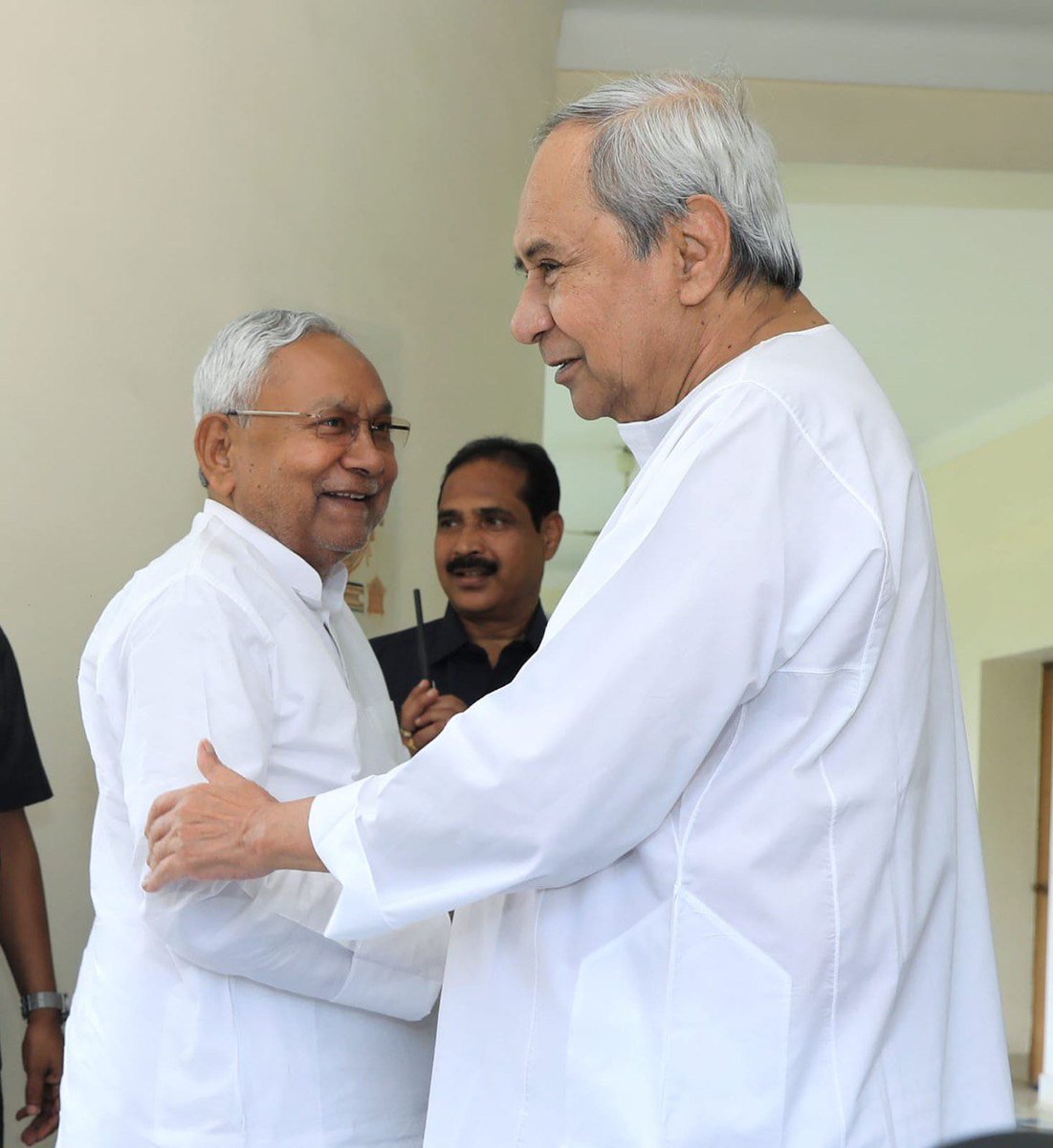 njeejha300's tweet photo. ओडिशा के मुख्यमंत्री माननीय श्री 
@Naveen_Odisha जी ने अपने राज्य को 
भगवान भरोसे छोड़ कर प्रधानमंत्री बनने चले 
मुख्यमंत्री @NitishKumar जी को उनकी 
राजनीतिक हैसियत बताई बेज्जती करवाने का नीत नए कीर्तिमान स्थापित कर रहें हैं हमारे मुख्यमंत्री जी @sanjayjaiswalMP @ashokkuswaha94 https://t.co/G1AYTLr0Ya
