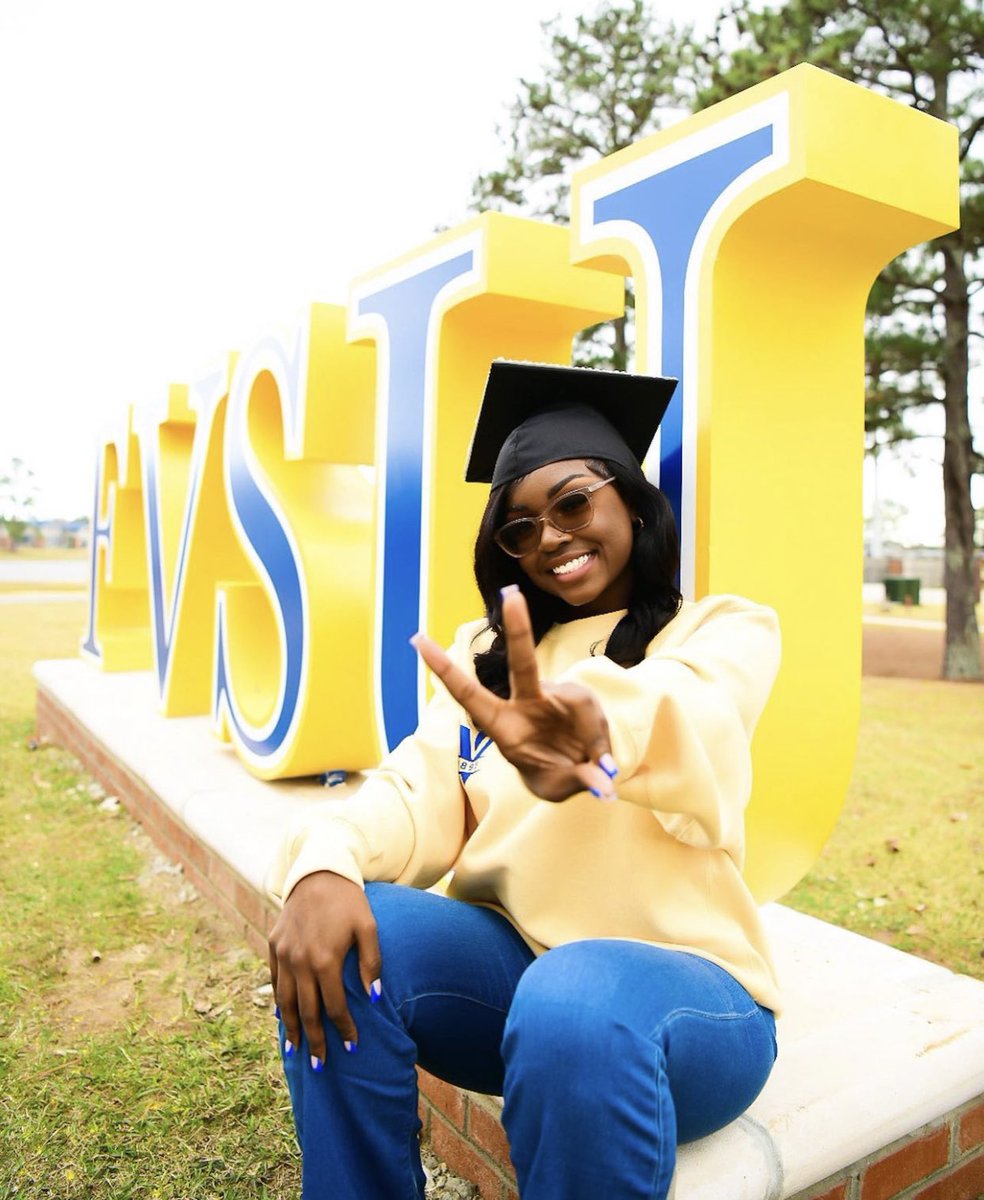 JBPerfectPhotos's tweet photo. In honor of grad SzN ! Here’s a few photos of #Fvsu graduates last year 💙💛💙 

#fvsugrads #hbcugrad #hbcupride https://t.co/xDxPiyijo5