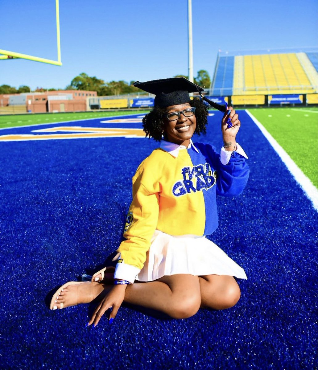 JBPerfectPhotos's tweet photo. In honor of grad SzN ! Here’s a few photos of #Fvsu graduates last year 💙💛💙 

#fvsugrads #hbcugrad #hbcupride https://t.co/xDxPiyijo5