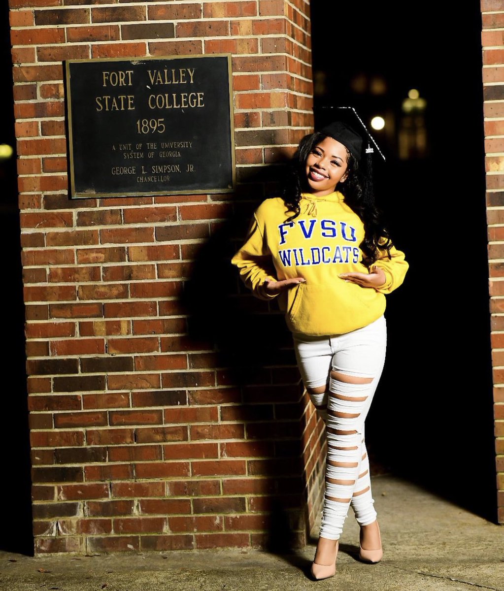 JBPerfectPhotos's tweet photo. In honor of grad SzN ! Here’s a few photos of #Fvsu graduates last year 💙💛💙 

#fvsugrads #hbcugrad #hbcupride https://t.co/xDxPiyijo5
