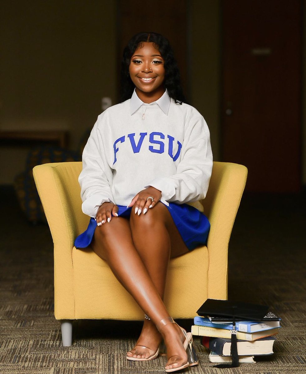 JBPerfectPhotos's tweet photo. In honor of grad SzN ! Here’s a few photos of #Fvsu graduates last year 💙💛💙 

#fvsugrads #hbcugrad #hbcupride https://t.co/xDxPiyijo5
