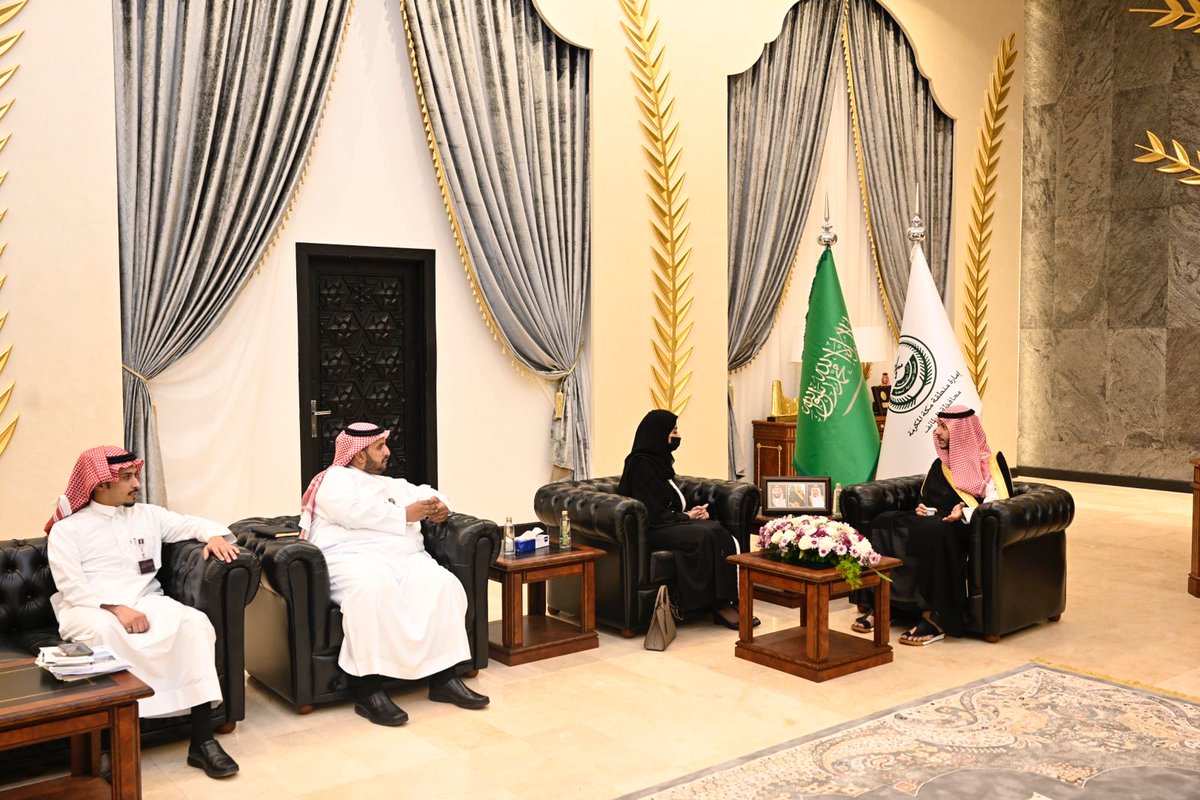 سمو #محافظ_الطائف الأمير #سعود_بن_نهار  يلتقي مديرة بنك الإنماء في المنطقه الغربيه 
سلوان الطويرقي وعدد من قيادات البنك .