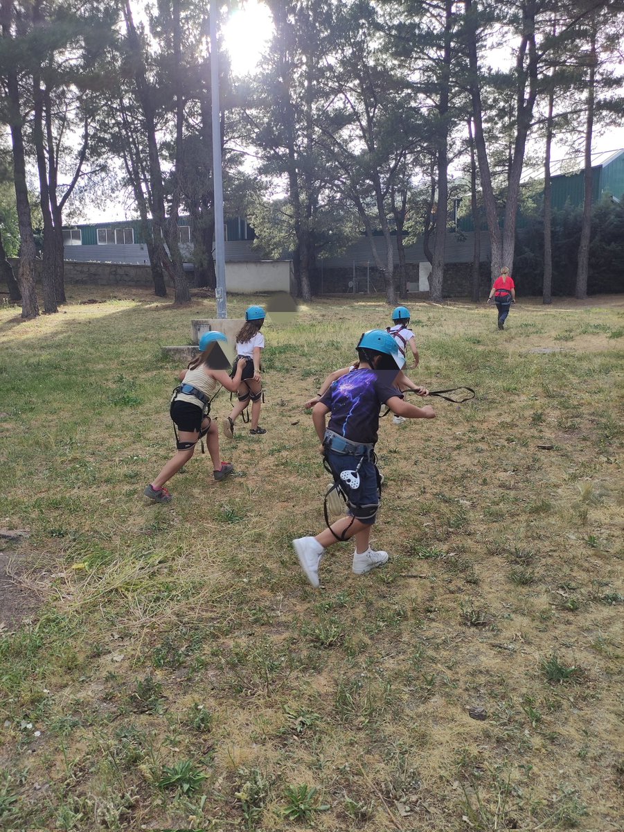 EHumanitas's tweet photo. Estamos agotados de tanto correr, pero... ¡lo hemos pasado como nunca! ¿Cuándo volvemos?😁 @HBSTORREJON @anahbsta @CrisDHBST @coadecu #Fourthgraders https://t.co/D5OTvuxYp7