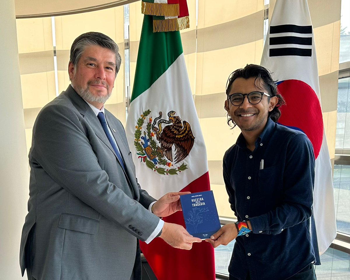 EmbaMexCor's tweet photo. El Emb @carlospenafiels recibió el 9.5 a los mexicanos Carlos Delfín,productor, y Miguel Ramos,escritor.Conversaron sobre proyectos audiovisual de gastronomía y cultura de México en Corea y de promoción de la literatura mexicana en este país. @SRE_mx @DiplomaciacMX @kenia1988 https://t.co/CIfwCS7fd3
