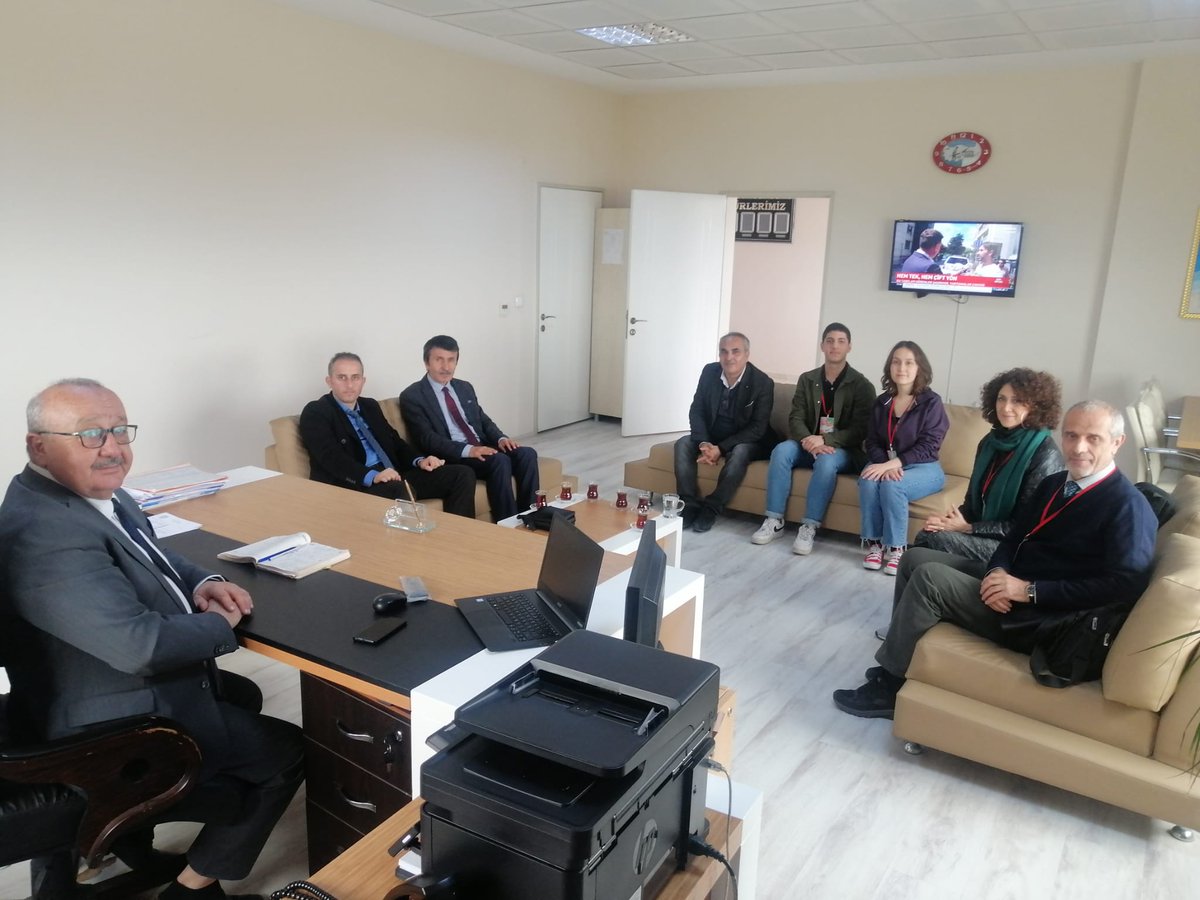 KozluMem's tweet photo. Galatasaray Lisesi Galata Sanat Külübü Esenköy 15 Temmuz İlk/Ortaokulunda yürüttükleri Galata Sanat 2023 projesi kapsamında İlçe Millî Eğitim Müdürümüz Mansur GÖK'ü ziyaret ettiler. @tcmeb @zuleyhaaldogan @mansur_gok @GirginBa @SColakbay @esenkoy15 https://t.co/hVHVlmcTyE