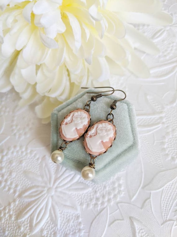 Cameo Pearl earrings, Peach and white cameo etsy.me/3xSV7hB #cameoearrings #victorianearrings #victorianjewelry #womensjewelrygift @etsymktgtool