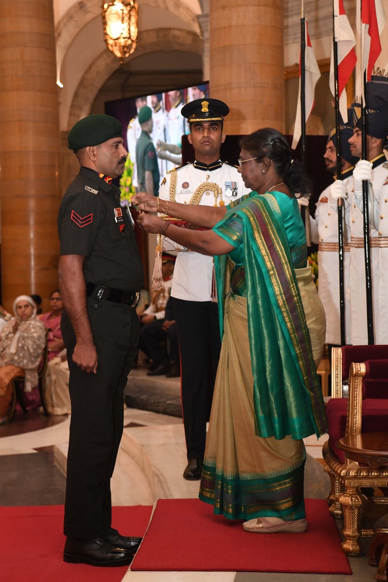 rashtrapatibhvn's tweet photo. President Droupadi Murmu presents Shaurya Chakra to Lance Naik (now Naik) Ragh Vendra Singh, Mechanised Infantry, 9th Battalion, Rashtriya Rifles.  During an operation in Kulgam, J&amp;K, he displayed exceptional valour resulting in the elimination of a terrorist. https://t.co/BEPlVQiMDx