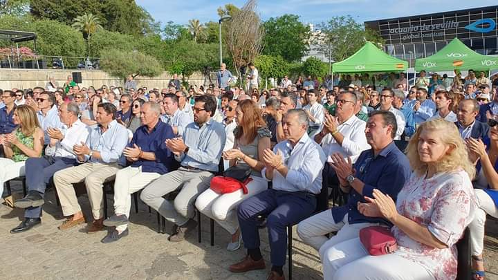 Javicortes_VOX's tweet photo. Avisamos de la ruina que supone la Agenda 2030 para todo nuestro sector primario, avisamos del desastre que supone para nuestros regantes el desbarajuste hídrico autonómico, avisamos de la pobreza que se avecina con las políticas socialistas...

Solo @vox_es ofrece alternativa. https://t.co/JVQBoszgJv