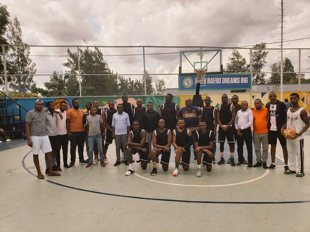 NyarugungaO's tweet photo. Mu marushanwa y'Umurenge Kagame Cup muri Basketball mu bagabo ku mukino wa nyuma ikipe y'umurenge wa Nyarugunga ihagarariye @KicukiroDistr imaze gutsinda ikipe ya @SectorRusororo ihagarariye
 @Gasabo_District amanota 61 kuri 52,ikaba izahagararira @CityofKigali ku rwego rw'intara https://t.co/hYxtaZRjUU