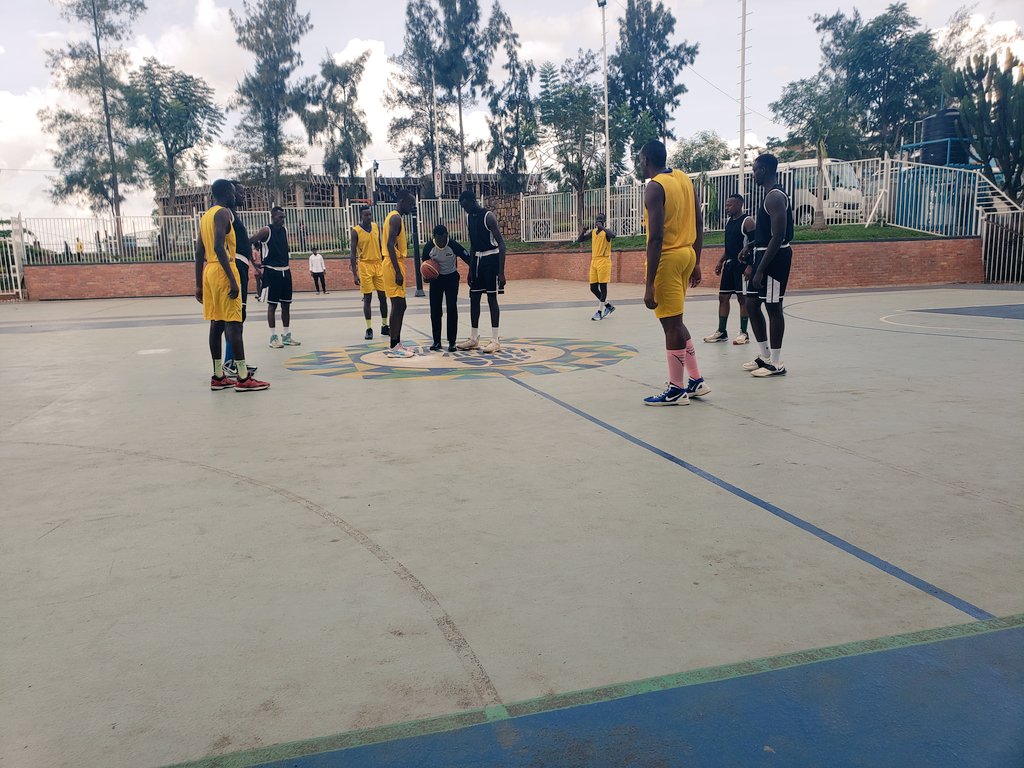 NyarugungaO's tweet photo. Mu marushanwa y'Umurenge Kagame Cup muri Basketball mu bagabo ku mukino wa nyuma ikipe y'umurenge wa Nyarugunga ihagarariye @KicukiroDistr imaze gutsinda ikipe ya @SectorRusororo ihagarariye
 @Gasabo_District amanota 61 kuri 52,ikaba izahagararira @CityofKigali ku rwego rw'intara https://t.co/hYxtaZRjUU