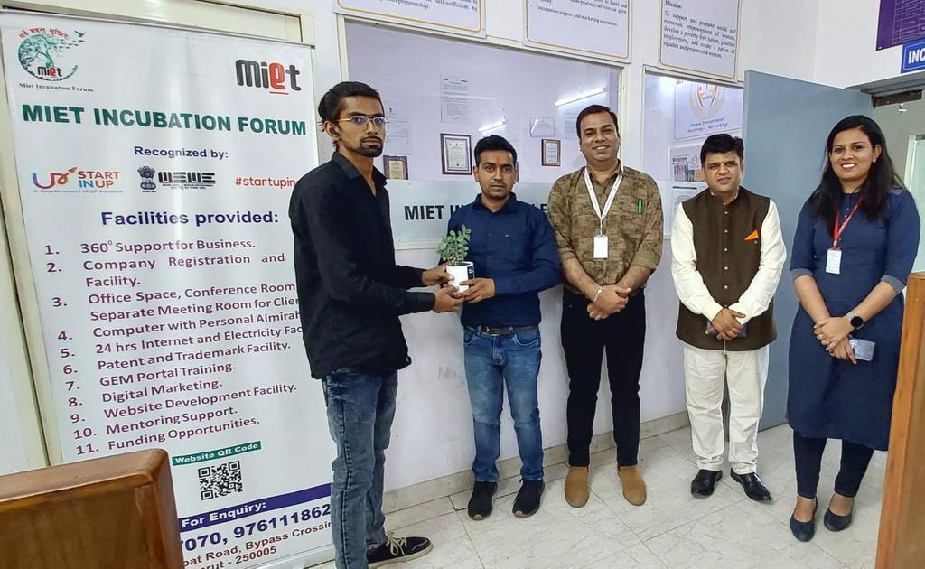 Divyanshu1987's tweet photo. Pleasure meeting Mr Rehan Ahmed ji from Meerut Institute of Engineering and Technology, a must-visit incubation centre for all to experience how beautifully all innovation sections of entrepreneurship can be accommodated under one umbrella 

#StartInUP  #Meerut #UttarPradesh https://t.co/QOyYkexCT3