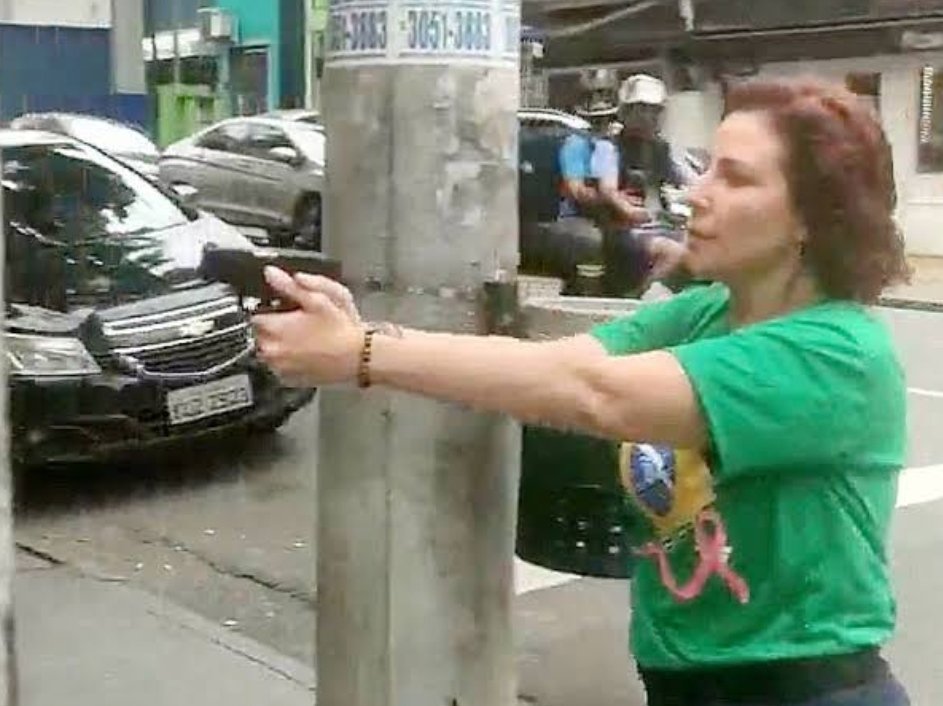 danifs7's tweet photo. @Zambelli2210 Pessoa desequilibrada com uma arma na mão é mesmo um perigo. https://t.co/M7Saa9vnxy