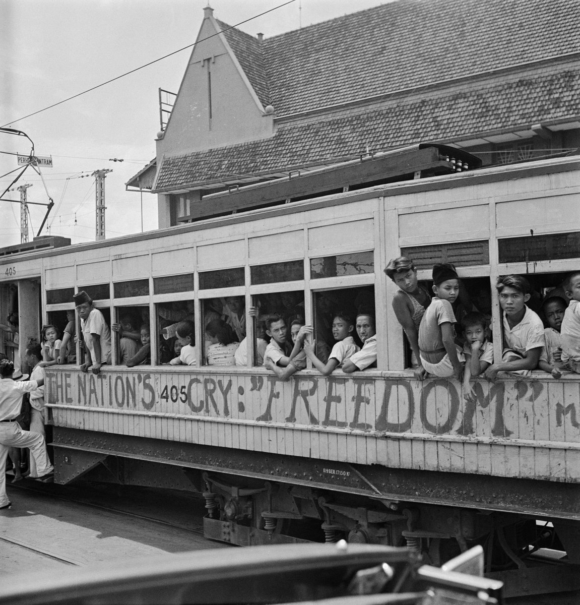 potretlawas's tweet photo. Menumpang trem listrik Jakarta, penghujung 1945 – perhatikan badan trem, penuh coretan pesan kemerdekaan.

Meski berjalan seadanya dg onderdil yang mulai menua, inilah sejumput kemewahan yang murah di kocek dan dapat dinikmati secara luas oleh orang Jakarta. https://t.co/CLUuVzhQXb