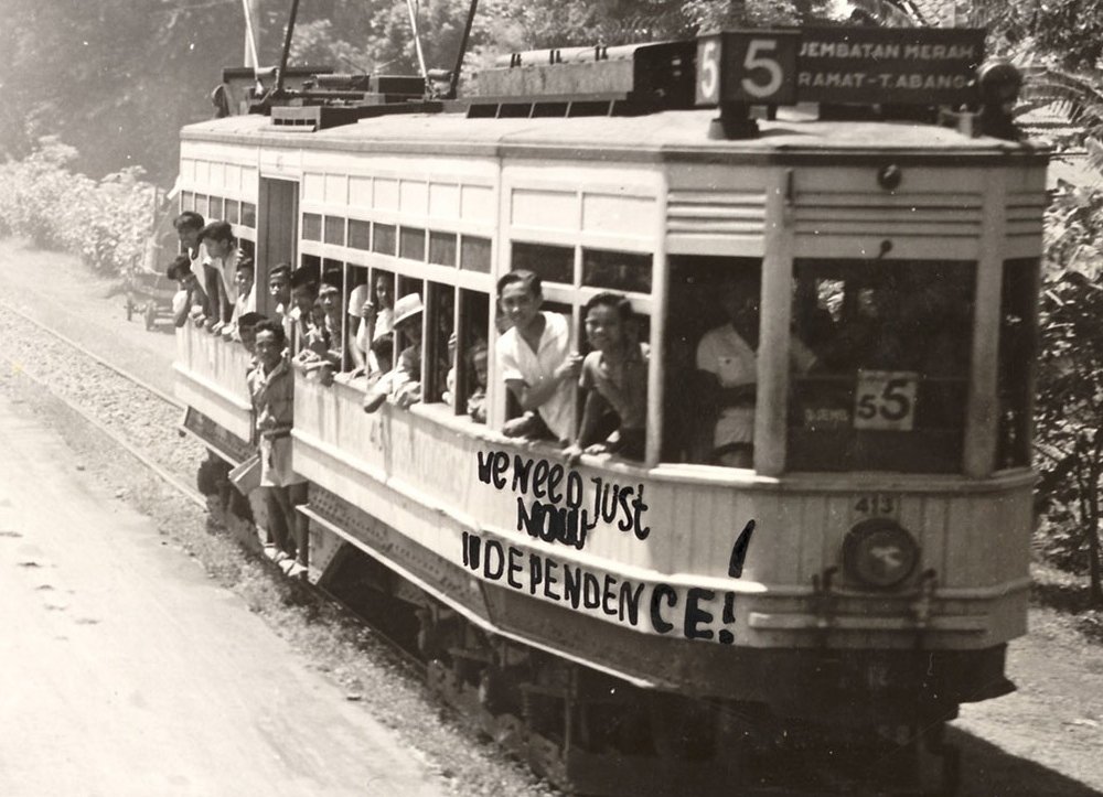 potretlawas's tweet photo. Menumpang trem listrik Jakarta, penghujung 1945 – perhatikan badan trem, penuh coretan pesan kemerdekaan.

Meski berjalan seadanya dg onderdil yang mulai menua, inilah sejumput kemewahan yang murah di kocek dan dapat dinikmati secara luas oleh orang Jakarta. https://t.co/CLUuVzhQXb