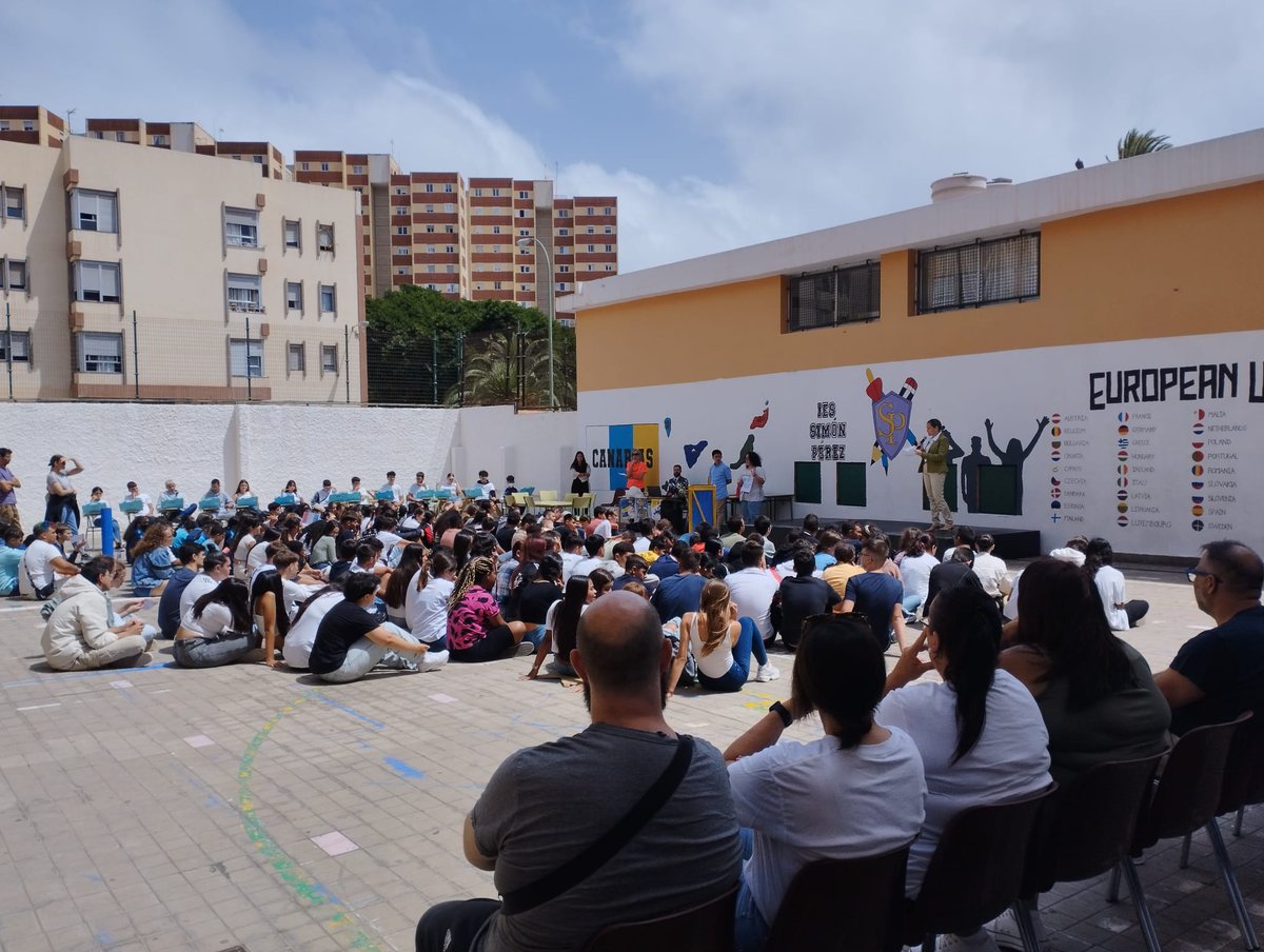 LPAJuventud's tweet photo. Hoy asistimos a la celebración del "Día de Europa 🇪🇺" en el I.E.S. Simón Pérez.

Experiencias, música, baile... con Europa como tema central. 😲👏

Se lo han currado una barbaridad, ¡enhorabuena! 🙌

#lpajuventud #DiadeEuropa
@AyuntamientoLPA 
@IESSimonPerez https://t.co/oYzalJtOVe