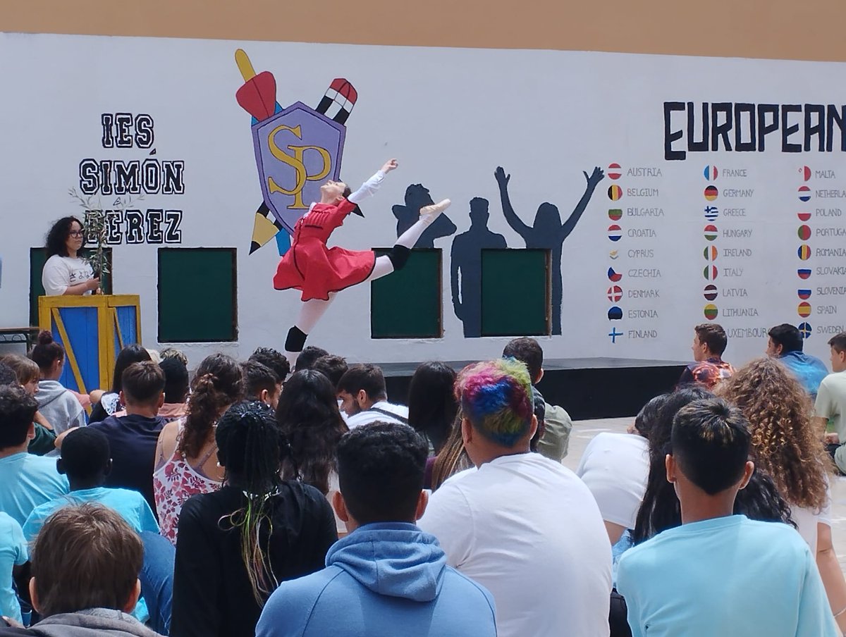 LPAJuventud's tweet photo. Hoy asistimos a la celebración del "Día de Europa 🇪🇺" en el I.E.S. Simón Pérez.

Experiencias, música, baile... con Europa como tema central. 😲👏

Se lo han currado una barbaridad, ¡enhorabuena! 🙌

#lpajuventud #DiadeEuropa
@AyuntamientoLPA 
@IESSimonPerez https://t.co/oYzalJtOVe