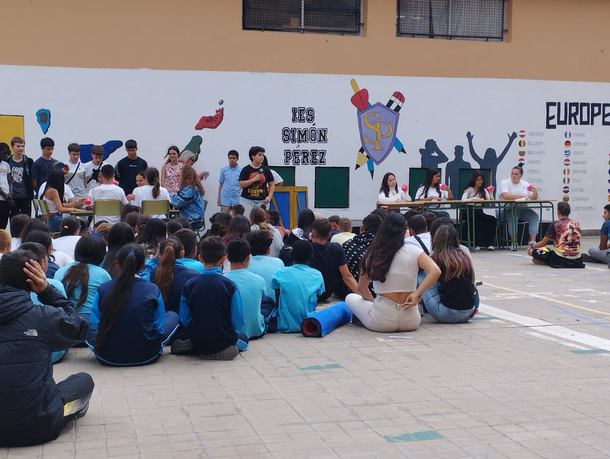 LPAJuventud's tweet photo. Hoy asistimos a la celebración del "Día de Europa 🇪🇺" en el I.E.S. Simón Pérez.

Experiencias, música, baile... con Europa como tema central. 😲👏

Se lo han currado una barbaridad, ¡enhorabuena! 🙌

#lpajuventud #DiadeEuropa
@AyuntamientoLPA 
@IESSimonPerez https://t.co/oYzalJtOVe