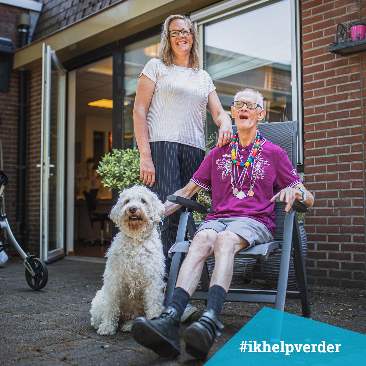 Hij kwispelt vrolijk als hij de woning binnenkomt. Begeleider Noortje neemt haar #labradoodle Silke regelmatig mee naar haar werk, en dat heeft een positief effect op de bewoners met een ernstige meervoudige beperking (EMB).
 
Lees hier het interview: sheerenloo.nl/nieuws/ik-vind…