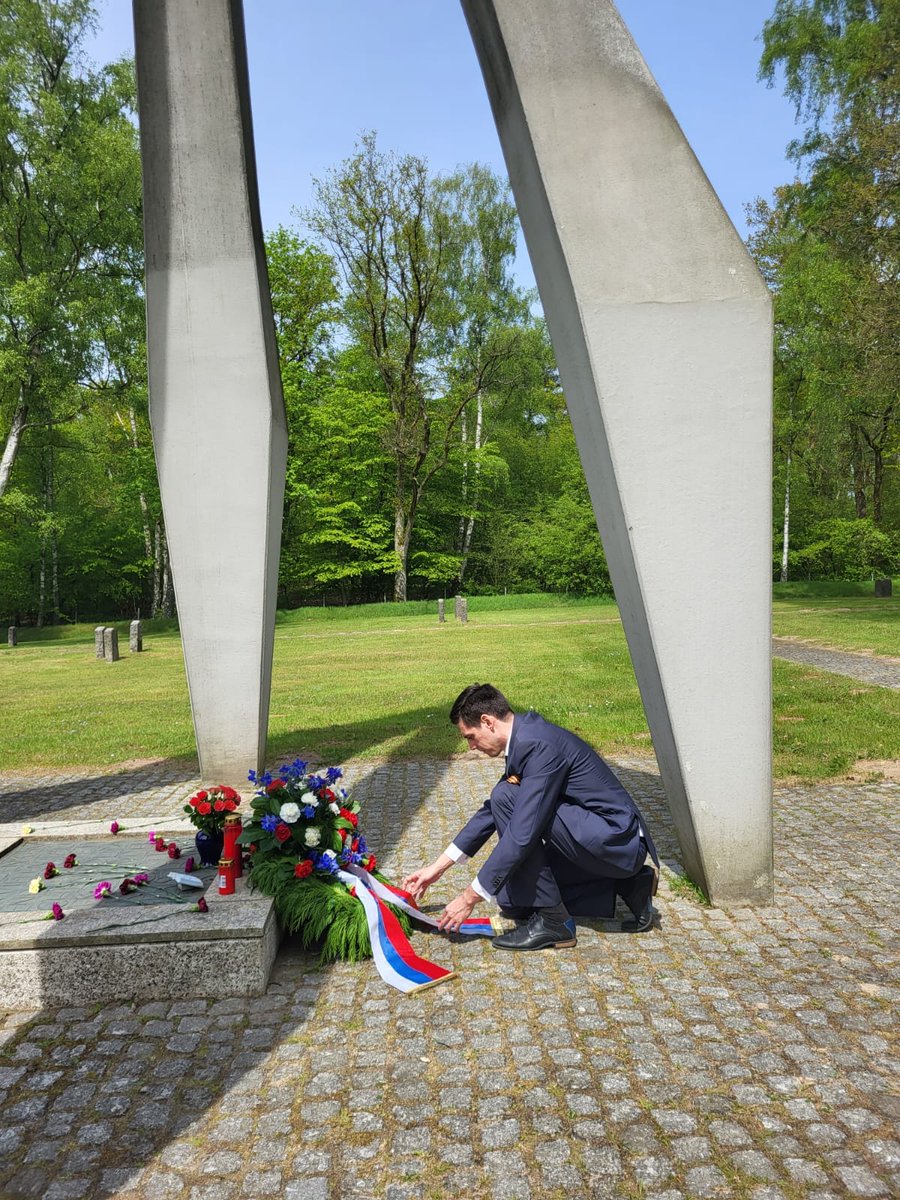 9 мая с.г. на мемориальном кладбище Эрбке представитель ГК 🇷🇺в Гамбурге возложил венок к обелиску, под которым покоятся по меньшей мере 14 тыс. советских граждан – жертв лагеря военнопленных «Шталаг XI Д».
#ДеньПобеды78 #Победа78