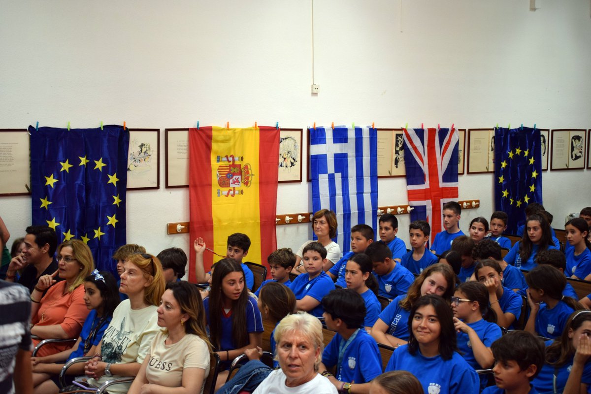 JesuitaAlicante's tweet image. Today we have celebrated in our school the &quot;Europe Day&quot;, with various events in all levels. We show you pictures of the 5th and 6th Primary School event, in which our classmates from Salamina (Greece) have also participated.

#sepie #ErasmusPlus #erasmusplusproject #ErasmusDays