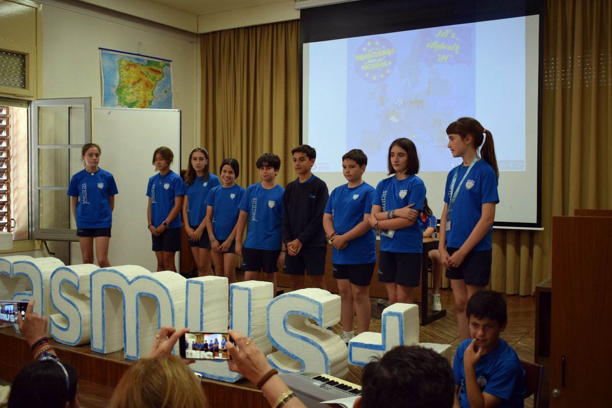 JesuitaAlicante's tweet image. Today we have celebrated in our school the &quot;Europe Day&quot;, with various events in all levels. We show you pictures of the 5th and 6th Primary School event, in which our classmates from Salamina (Greece) have also participated.

#sepie #ErasmusPlus #erasmusplusproject #ErasmusDays