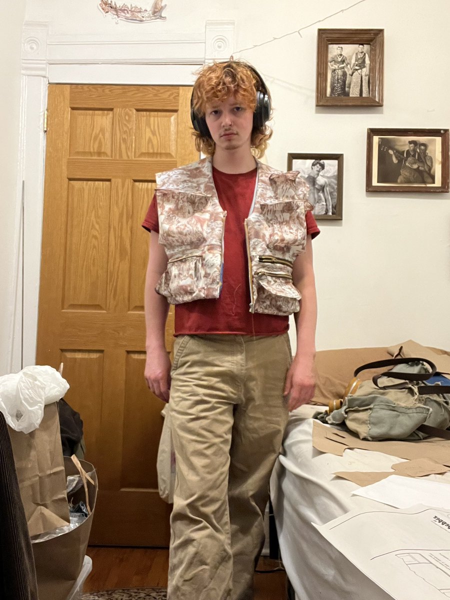 Poopoopeepeeli's tweet image. Fish vest crit today