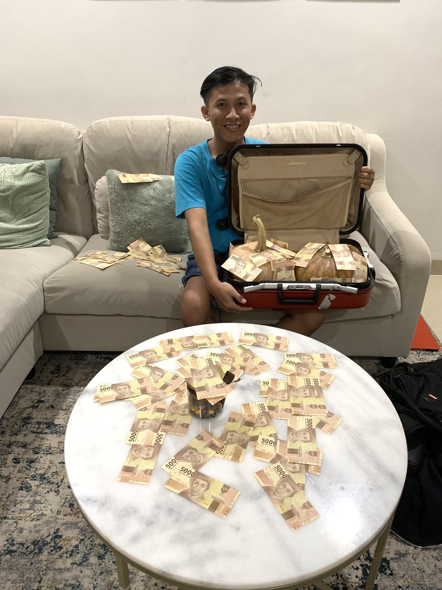 Berhubung hari ini bukan hari ulang tahun gua, gua mau kasih uang total hadiah Rp.50.000 untuk followers saya ( Rp.10.000 masing-masing ) 

Caranya kalian komentar lucu yang paling lucu akan dipilih dan jika tidak follow saya saya tidak bisa mengirim uangnya #mrbeast