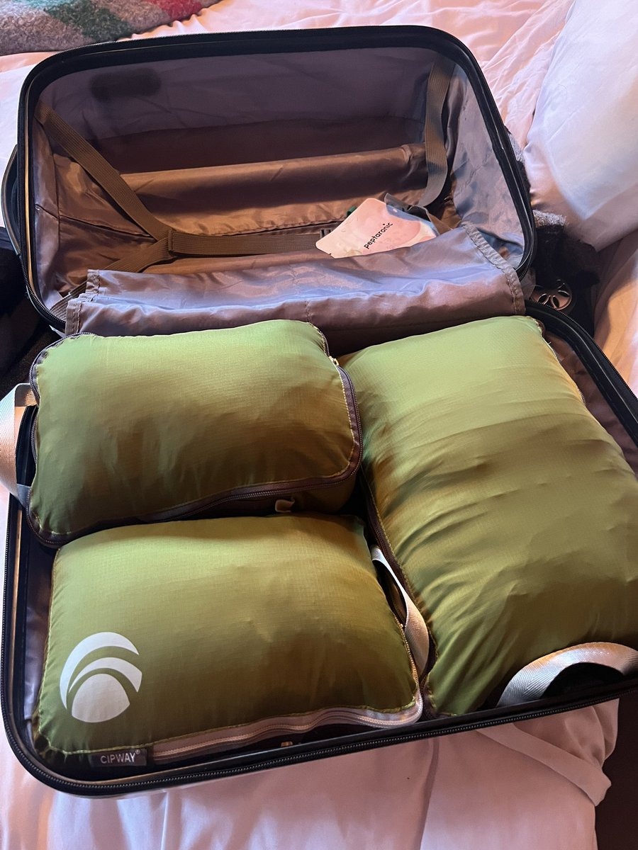 nikkibayley's tweet image. Am I about to become one of those unbearable #PackingCube evangelists?

#CarryOn #Travel