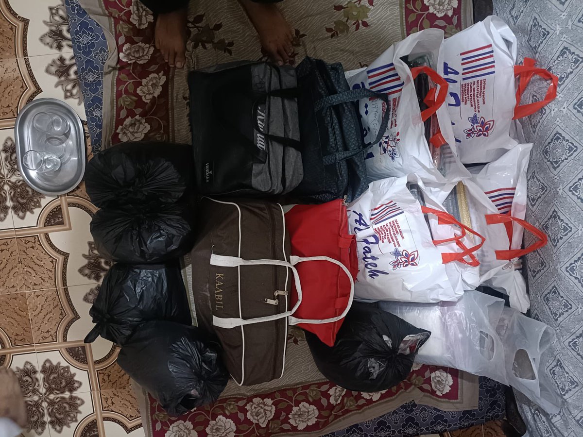 fatima_fdn's tweet photo. Some late Eid presents from the team at the @fatima_fdn for Darul Yatama's lovely girls. We appreciate @AAMIRKHAN313 volunteering and spreading smiles 🤍 

@afreenfatimaali @AzharMohammad98 @The9tieskid https://t.co/pwK8TnckfB