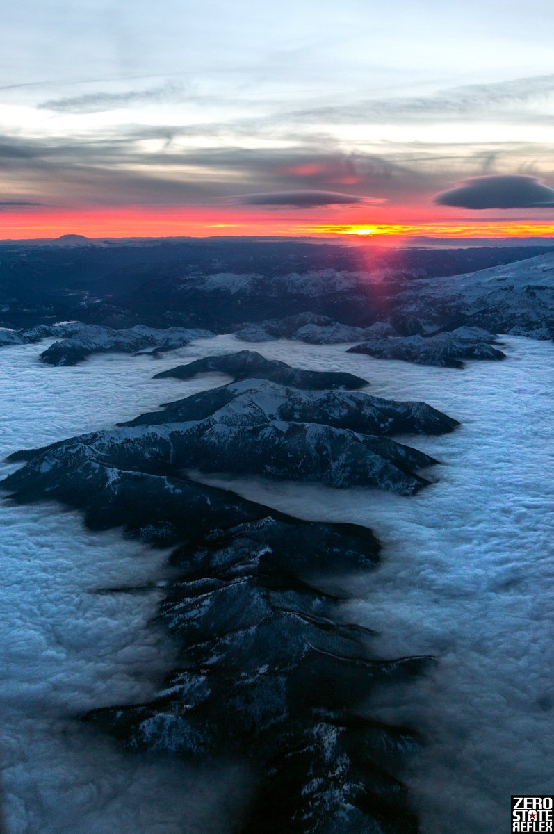 ZeroStateReflex's tweet photo. Earthscape, flying into the PNW. 

#earthscape #sunrise #aerialphotography #zerostatereflex #canon #5dmark3 #pnw https://t.co/6nhzSoM0Wx