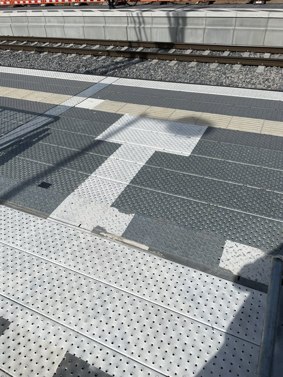 SpiesserFreak's tweet photo. @DB_Bahn aufgemalter Leitstreifen in Strullendorf! Klasse Idee. 😂 https://t.co/mRhTLCloN5