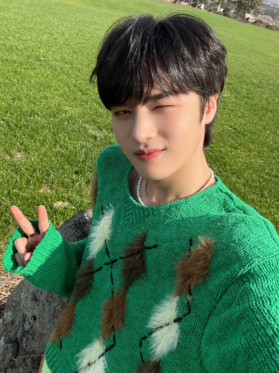 LUN8_members's tweet photo. [#지은호] 
아이덴티티 촬영 날 찍은 사진이에요!
그늘이 하나두 없어서 눈을 뜨기가 힘들었어요...
그래도 열심히 찍었답니다! 
여러분 모두 따뜻한 밤 되세요!! 

#루네이트 #LUN8 #눈부셔 https://t.co/c2Wsgp8ICr