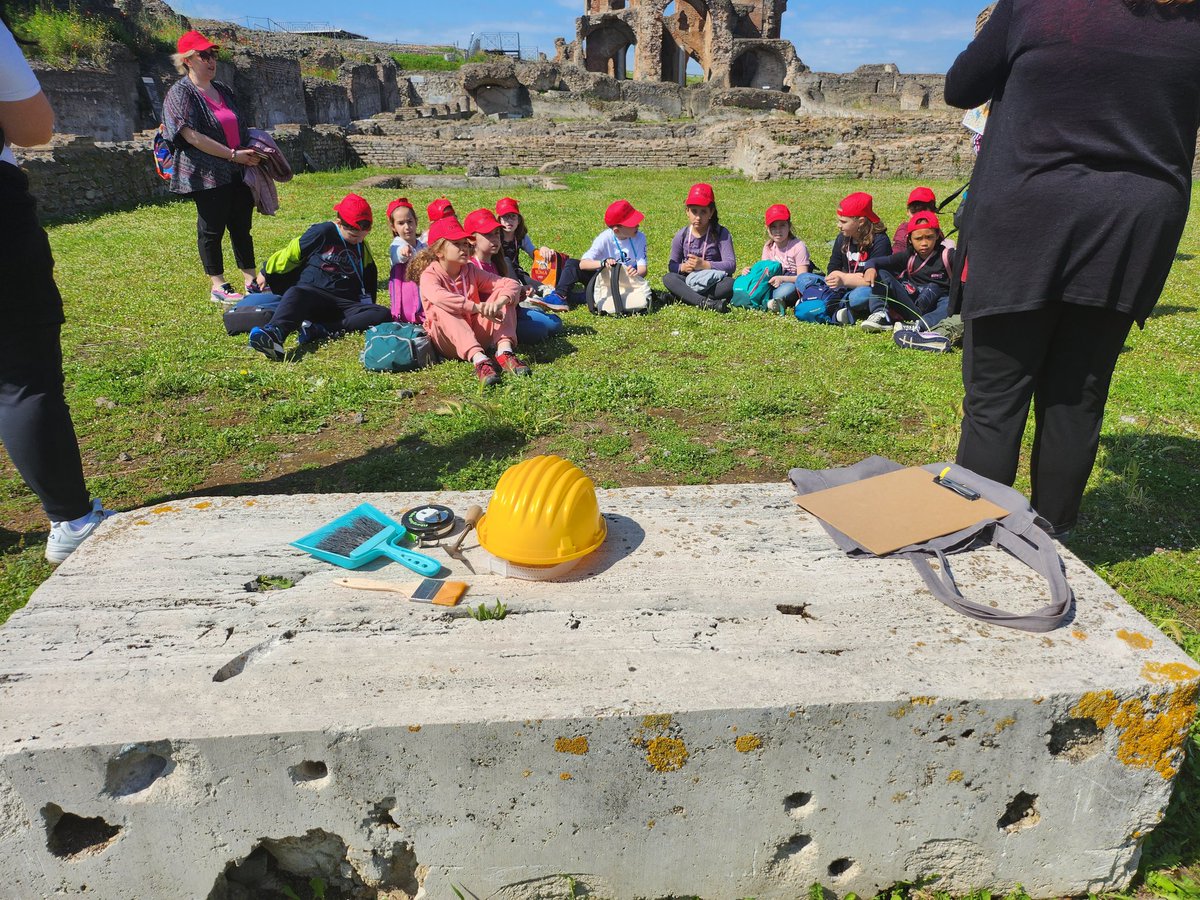 SOCIALESCFIELE1's tweet photo. Nuevo día Erasmus+ en el Parco Archeologico Dell'Appia Antica, Roma, con Maide RICCIARDI y Mara PONTISSO, observando y aprendiendo.
@SOCIALESCFIELE1
@CFIEdeLeon
#InternacinalizaCyL
#FormacionCyL https://t.co/PXXvJrQ5Mq