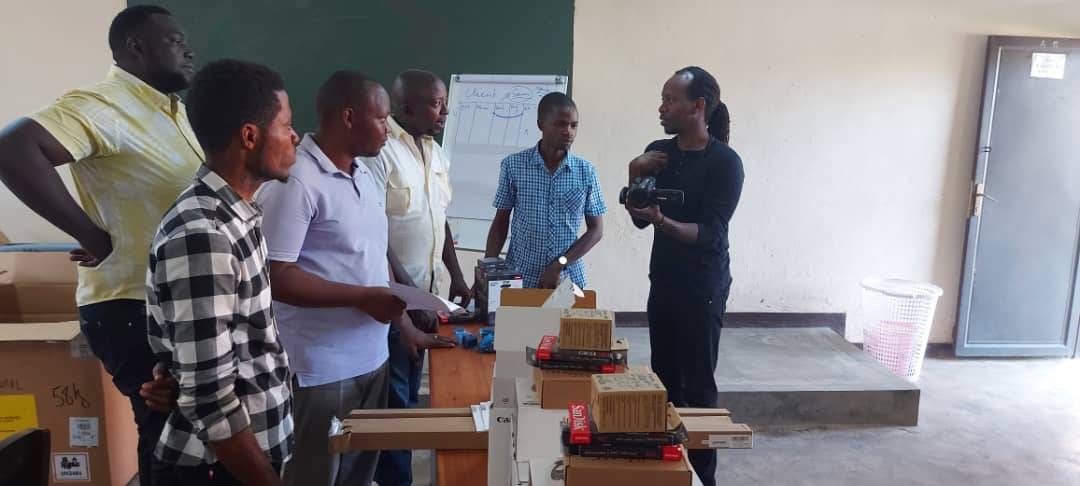 IngoMagazine's tweet photo. Depuis ce mardi, le personnel des facultés de journalisme et communication de @UB_Rumuri et @Ulbuja suivent une formation sur la maintenance du matériel audiovisuel offert par le projet d'appui à la professionnalisation des médias #PAPROM de @franceauburundi
#Burundi
#ingomag https://t.co/PMxegUl4v3