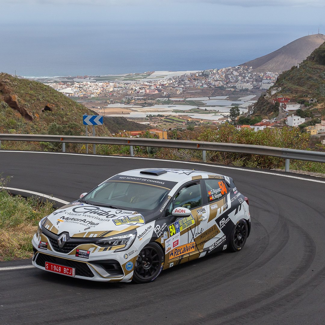 MotorArisa's tweet photo. Los pelos de punta y la piel de gallina han acompañado a todos los espectadores del #RallyIslasCanarias 🤩Enhorabuena a @noe_armas_competicion y al resto de equipos por hacernos disfrutar de cada kilómetro 📷 

#ClioTrophyCanarias #MotorArisa #RenaultCanarias https://t.co/SvZoh8oiXQ