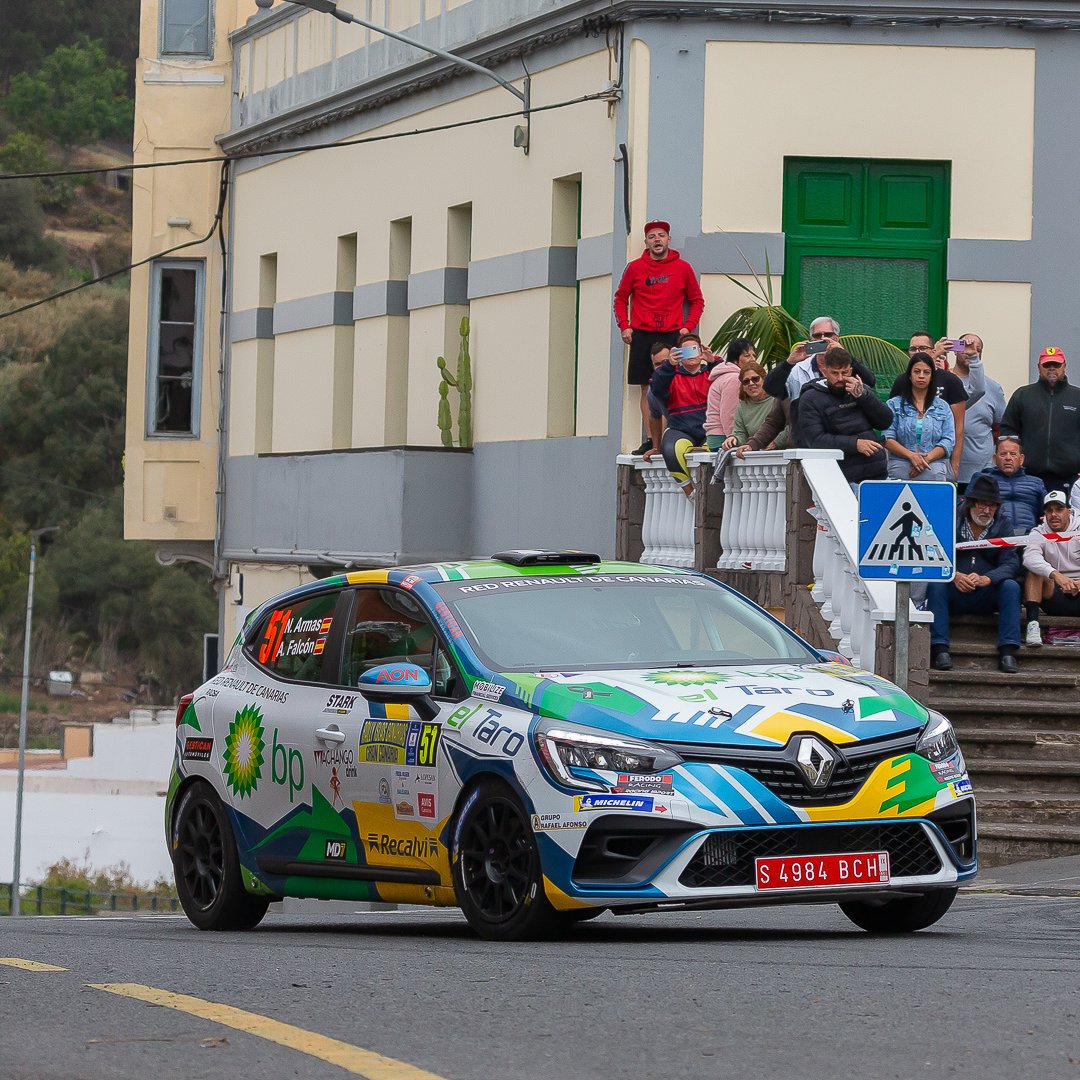 MotorArisa's tweet photo. Los pelos de punta y la piel de gallina han acompañado a todos los espectadores del #RallyIslasCanarias 🤩Enhorabuena a @noe_armas_competicion y al resto de equipos por hacernos disfrutar de cada kilómetro 📷 

#ClioTrophyCanarias #MotorArisa #RenaultCanarias https://t.co/SvZoh8oiXQ