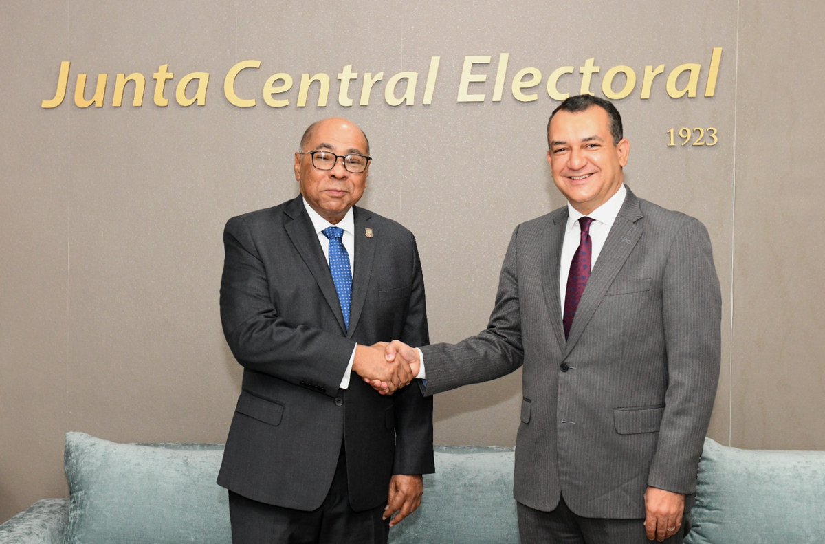 juntacentral's tweet photo. El presidente de la JCE, @RomnJquez, recibió la mañana de hoy una visita de cortesía del presidente del Tribunal Constitucional (@TribunalConstRD), Milton Ray Guevara.

Durante el encuentro conversaron sobre diversos temas de interes para ambas instituciones. https://t.co/h2vsoDOOqE